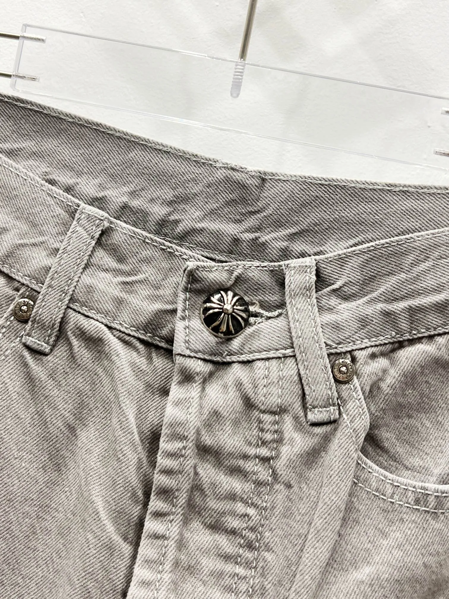 P220 Style No.: (c014) Chrome Hearts CH Chrome Hearts Heavy Industry Damaged High Street Jeans Exude uninhibited personality and unique charm. Every wear and tear is carefully designed to present a unique artistic feel. Made of imported denim fabric, which has undergone heavy industrial washing and destruction treatment, the trousers show a super cool effect on the upper body, allowing you to dominate the fashion stage.  This is more than just a pair of jeans, it is an expression of attitude. With its unique design concept and ultimate pursuit of details, Croxin breaks traditional boundaries and defines the jeans trend in the new era. The trousers are made of double-layer woven fabric and matched with customized hardware, showing an incomparably beautiful and unique style, making every wearer the focus of fashion. Imported denim fabric, super heavy-duty washed and damaged, the upper body is super cool! Customized hardware. Unbeatable and beautiful style. The production process is difficult. Full of high street feel. Color: Gray Size: S M L XL XXL